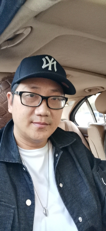 拥抱幸福的第一张照片--建宁婚介网